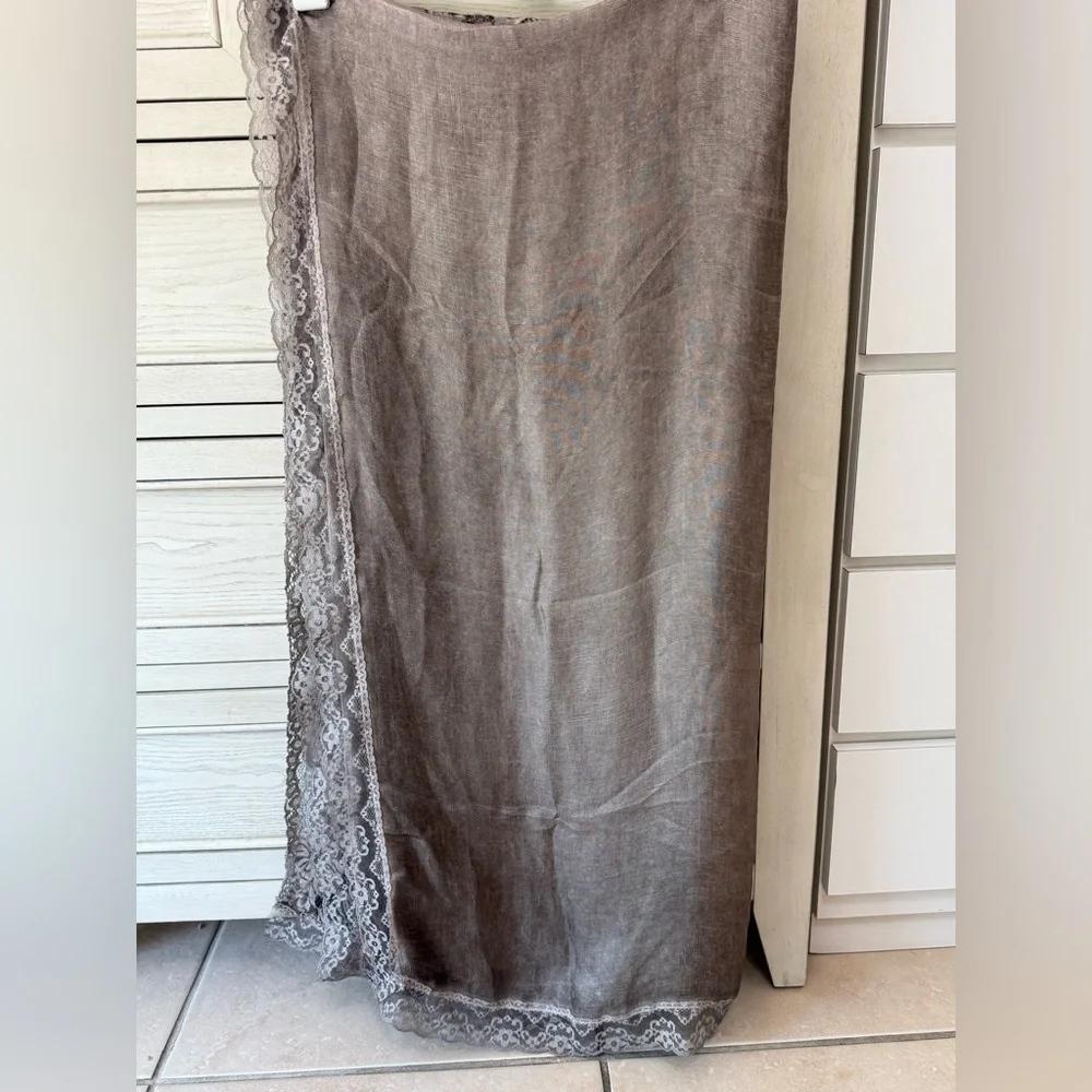 NWT FOULARD BELLA Chic Lace Trim Shawl Grey